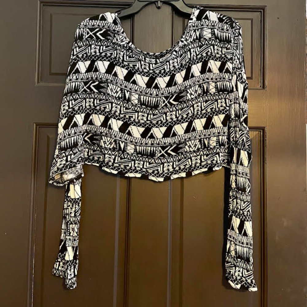 H&M Divided Black and White Long Sleeve Crop Top: Size M